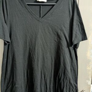Zenana Outfitters Black V-Neck Short Sleeve Tee
